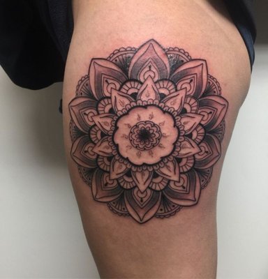  Tatouage mandala sur le coté de la cuisse